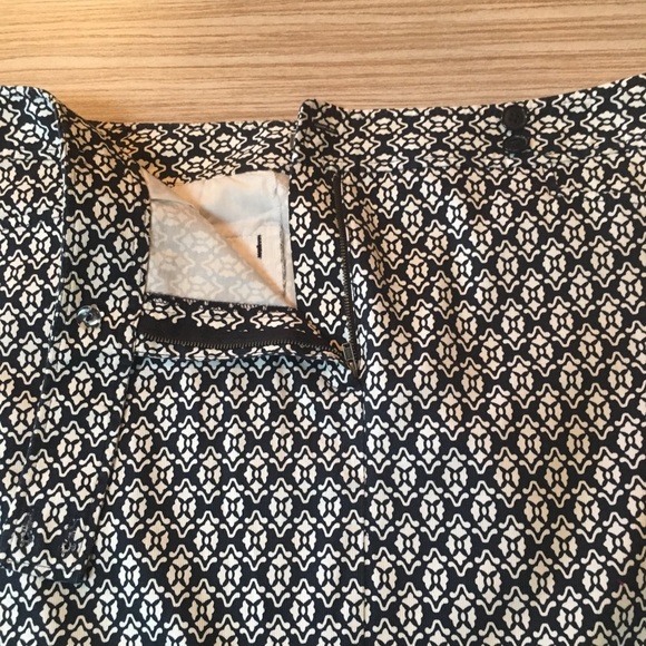 Ann Taylor White and Navy Patterned Skirt Size 16 - Picture 4 of 7